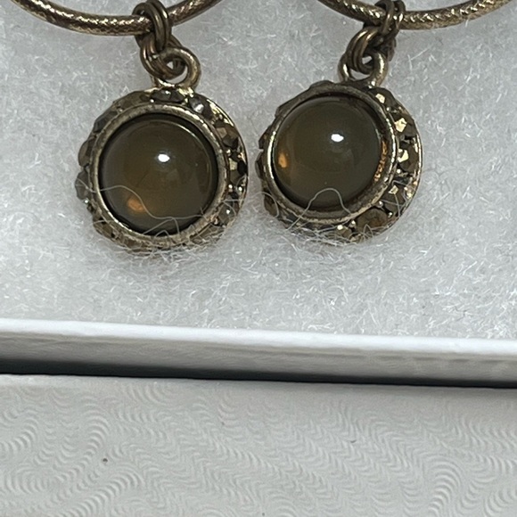 𝅺GOLD plated hoop earrings with removable amber green charm - Picture 2 of 2